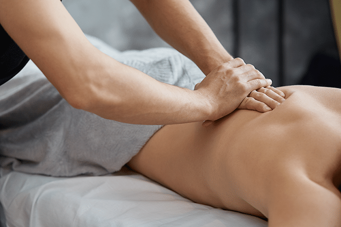 Therapeut behandelt mit klassischer Massage
